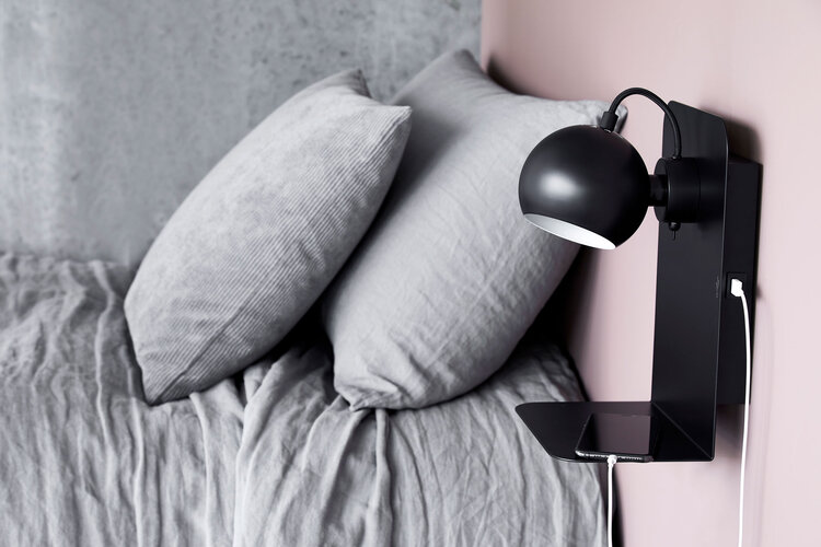 Ball-USB-wall-lamp-black-lifestyle-FRANDSEN