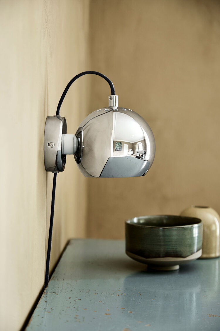 Ball-wall-lamp-chrome-glossy—on_off-switch-on-wall-box-with-light_lifestyle-Obdrupgaard