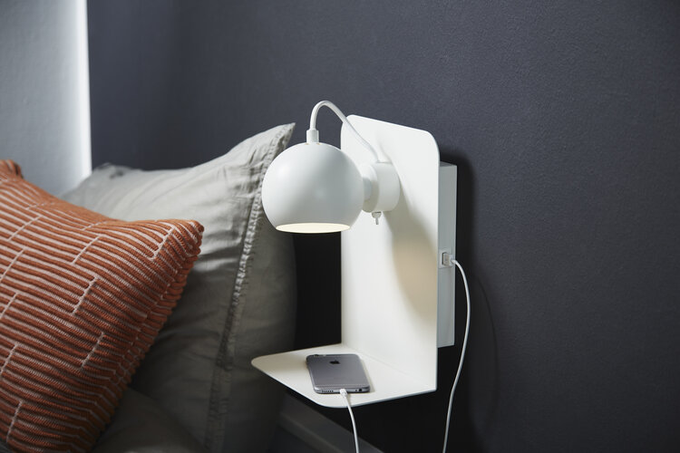 Ball+USB+wall+lamp+white+matt+-+lifestyle+Raadhusgade+4016